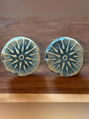 3/$30✨☀️Vintage Artisan Ceramic Vergina Sun Blue & Cream Clip-On Earrings 1.25”💙